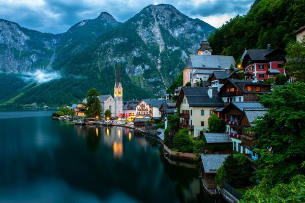 Ein Dorf am Ufer eines Bergsees