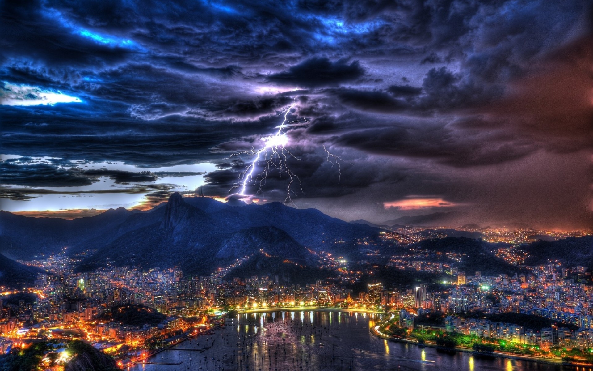 autres villes coucher de soleil eau ciel nature paysage soir aube foudre voyage lumière tempête réflexion crépuscule à l extérieur montagnes sombre mer rio de janeiro ville nuit tonnerre nuages