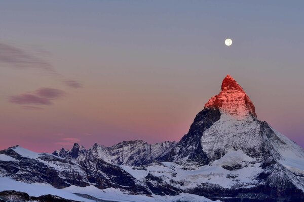 Mond über dem Gipfel des monumentalen Berges