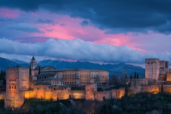 Una antigua ciudad española bajo las nubes