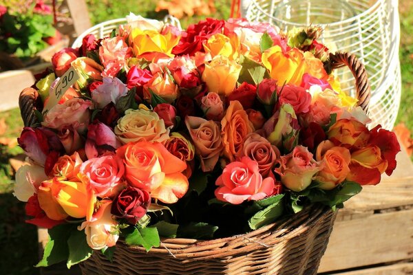 Bouquet de fleurs roses dans un panier