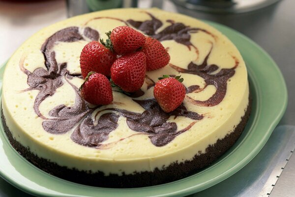 Pastel de galletas de chocolate con fresas