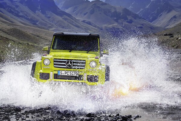 Mercedes blanche dans le brouillard blanc