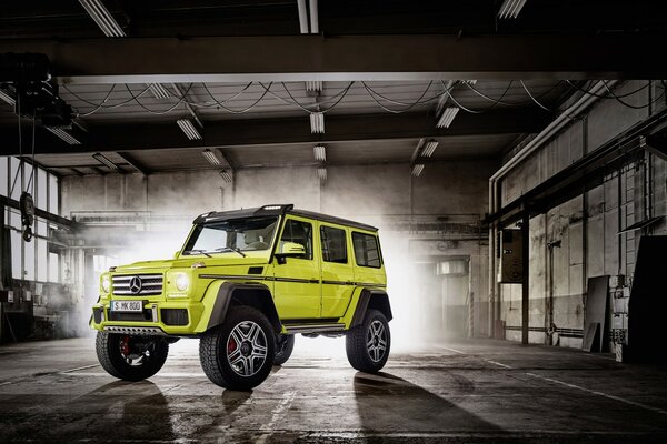 MERCEDES in garage su ruote alte