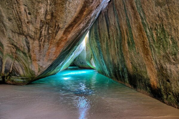 Um lugar lindo com um arco de pedras