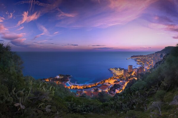 Cidade resort ao pôr do sol brilha com luzes amarelas