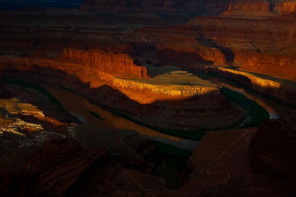 Montagne rosse luminose al tramonto