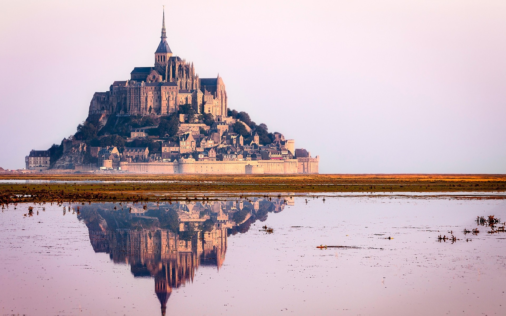 francja podróże architektura woda niebo na zewnątrz odbicie zmierzch dom religia rzeka mont saint michel zamek krajobraz