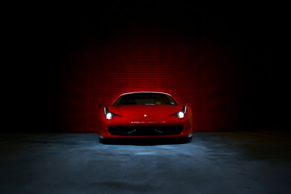 Rotes Auto in der Garage auf Hintergrund