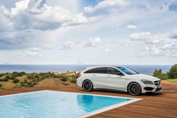 Voiture et nature. Mercedes-benz sur fond de mer et de ciel