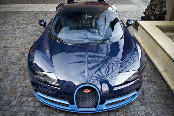 Das neue Bugatti-Auto in Blau lackiert