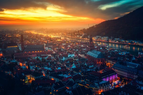 La ciudad oscura de Alemania en la noche