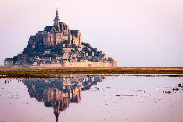 Le reflet divin de la ville dans l eau