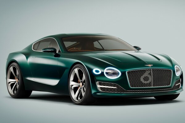 La rueda de Bentley es grande y la luz sobria es muy verde