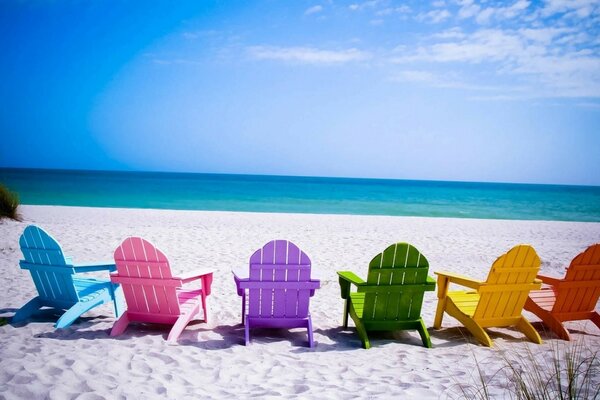 Яркие стулья на тропическом пляже