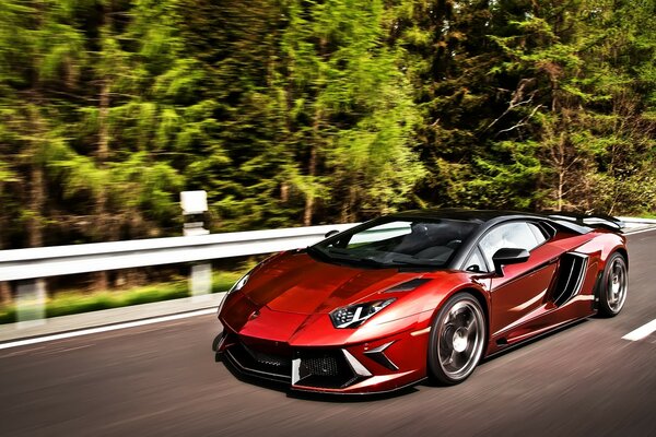 Voiture de course rouge sur la piste