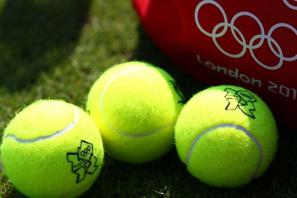 Pelotas de tenis en el campo verde