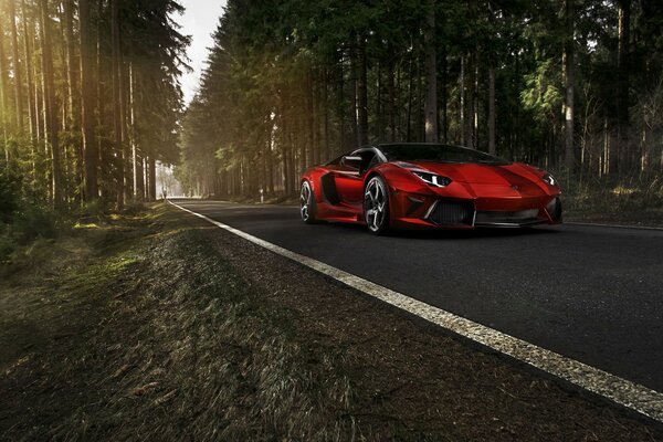 El coche rojo circula por la carretera