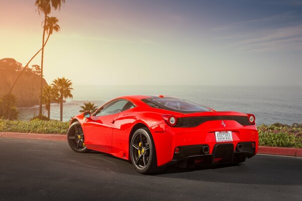 Красный ferrari 458 speciale на берегу океана