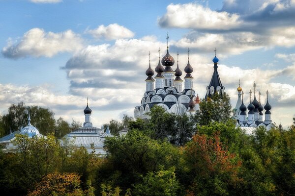 Бұлттардың фонында шіркеу күмбездері