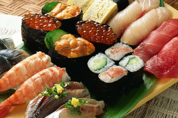 Роллы и суши с морепродуктами