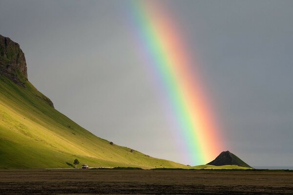 Regenbogen auf einem düsteren Himmelshintergrund