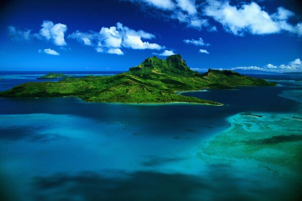 Île verte dans la mer bleue