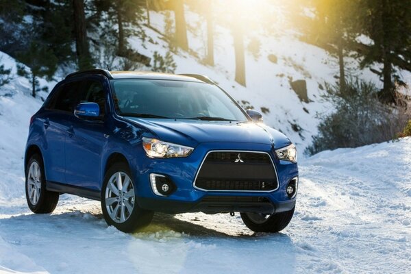 Coche azul sobre nieve blanca