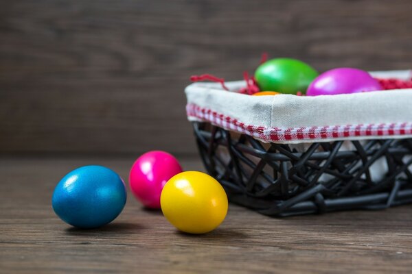 Cesta de Pascua con huevos de colores