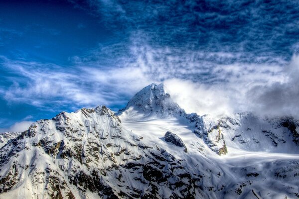 Paisaje pintoresco de montañas cubiertas de nieve