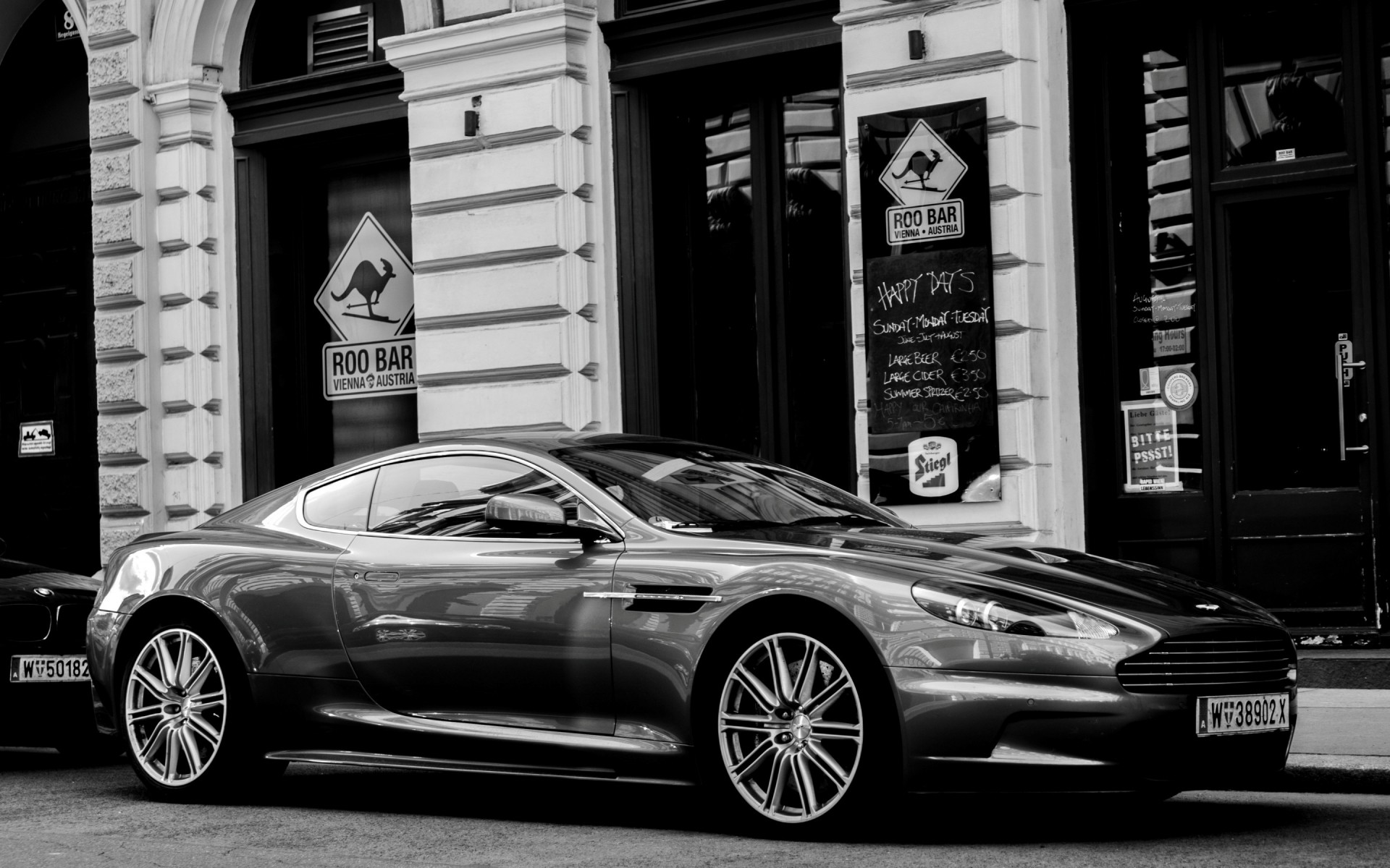 aston martin voiture voiture automobile classique rue trottoir système de transport montrer roues aston martin dbs