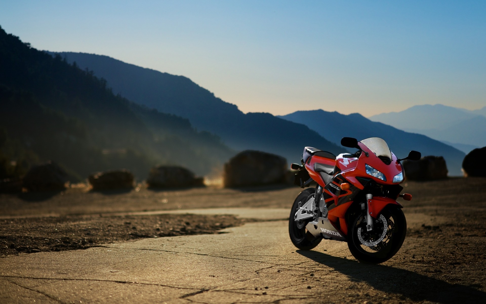 honda bicicleta viajes aventura montaña carretera puesta de sol prisa