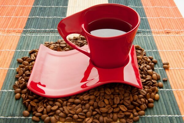 Taza roja con soporte de granos de café