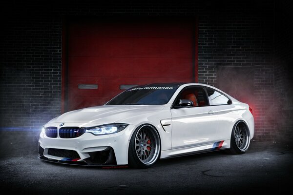 Puissant bmw couleur blanche