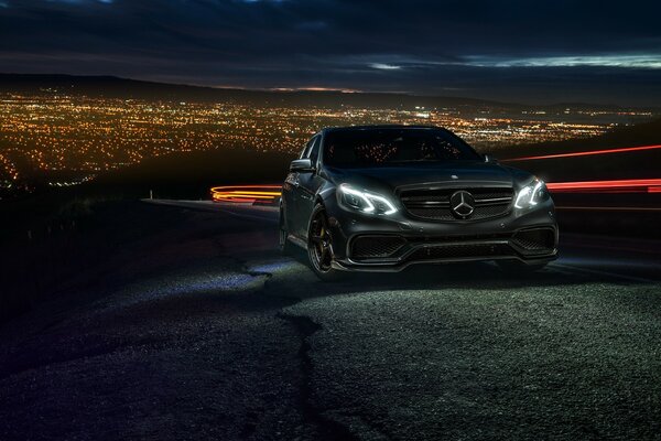 Mercedes-benz preto no topo da cidade noturna