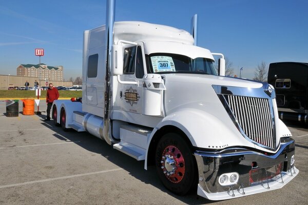 Gros camion blanc sur le parking