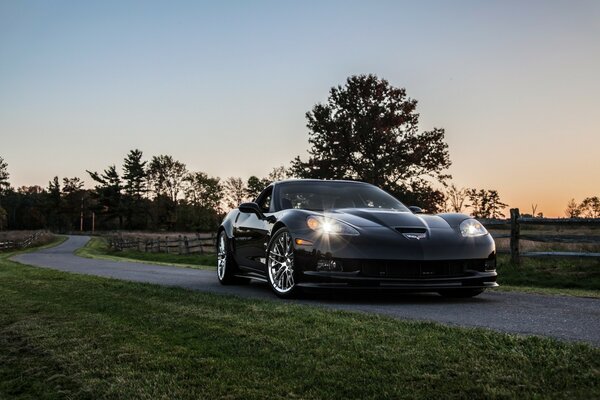 Foto von Chevrolet auf Sonnenuntergang Hintergrund