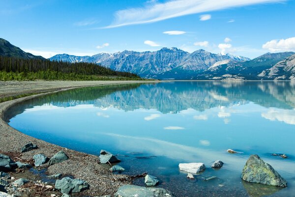 Paisaje del río en el fondo de las montañas blancas