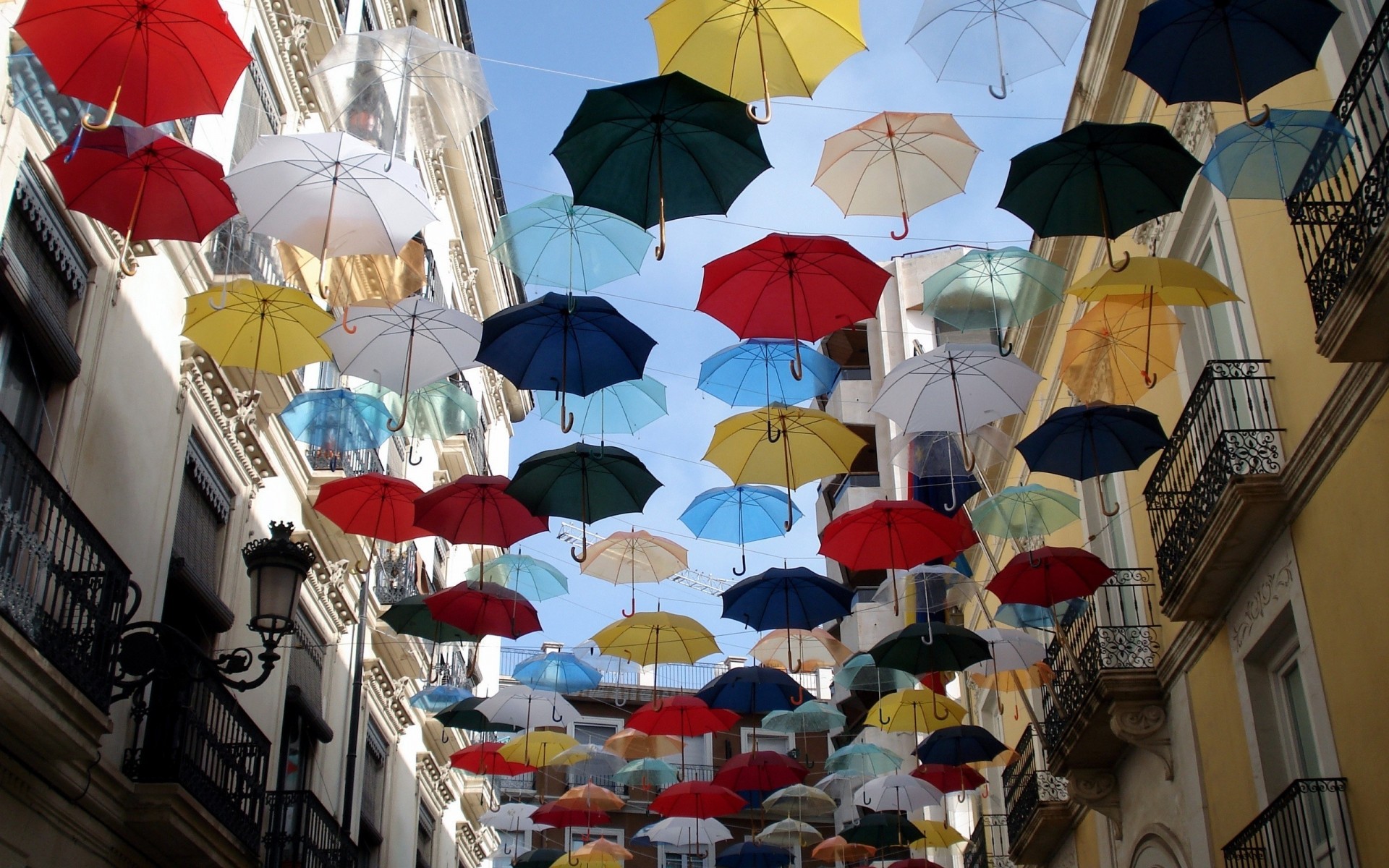 outras cidades guarda-chuva cidade arquitetura viagens casa tradicional dossel ao ar livre lanterna cultura urbano turismo rua céu festival cores chuva