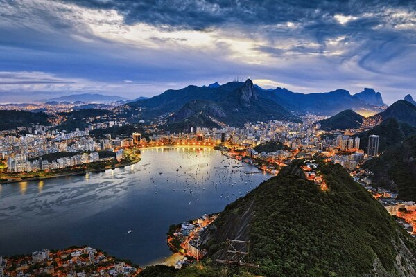 Cidade nas montanhas à beira do lago