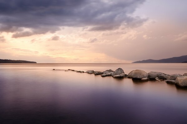 Sonnenuntergang und Reflexion im Wasser