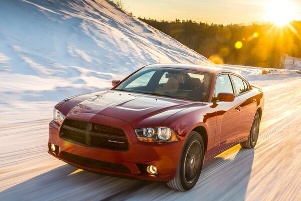 Rotes Auto fährt im Schnee