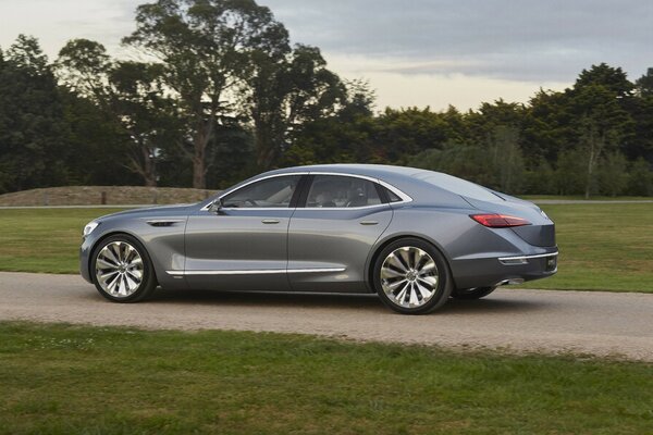 Elegante Concept cars en el crepúsculo de la noche