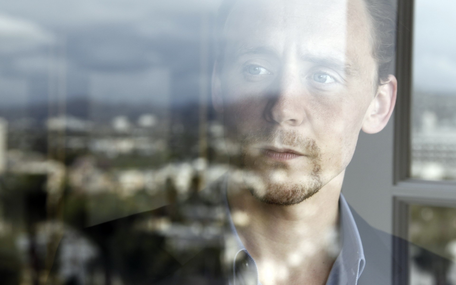 männer mann porträt erwachsener stadt tom hiddleston schauspieler fenster