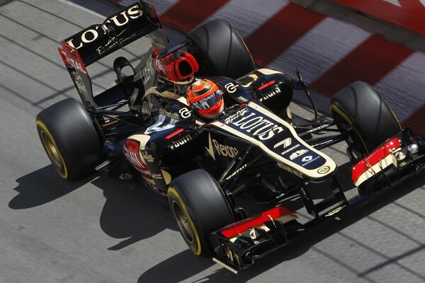 Ballid di Formula Uno in pista durante la gara