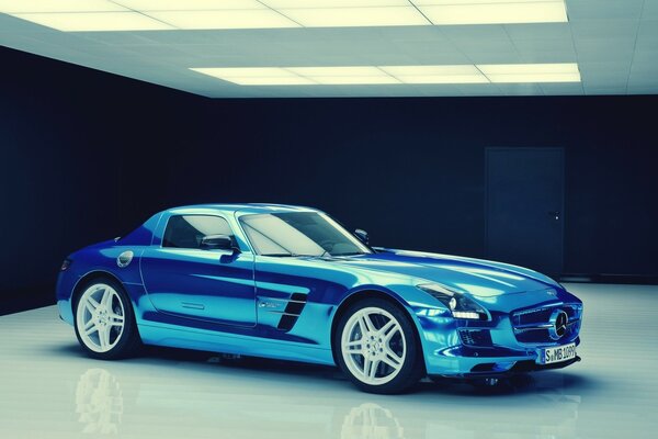 El coche azul de mercedes-benz en exhibición