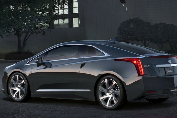 Cadillac Coupé mit tiefem Schokoladenschatten