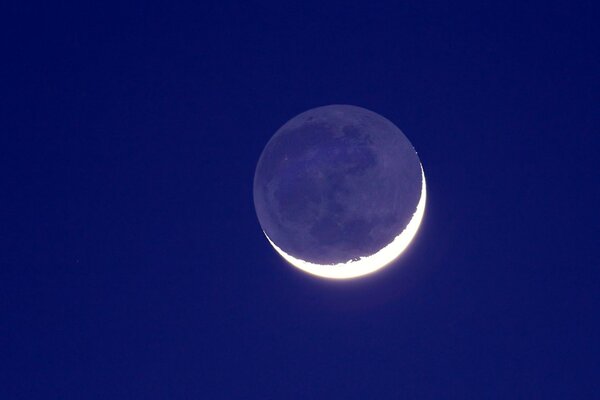 Planea und der Mond am kosmischen Himmel