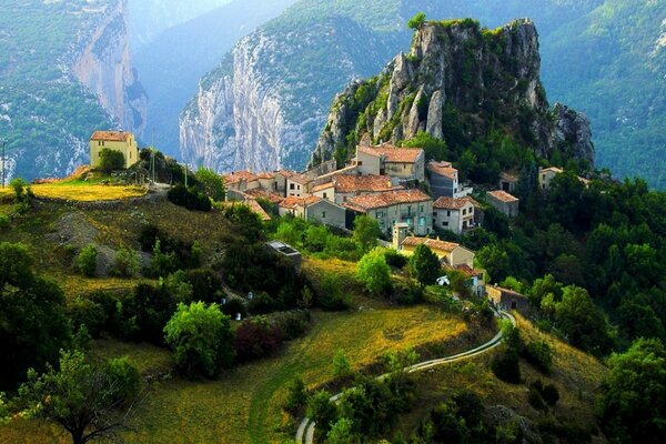 Village pittoresque au bord d une falaise