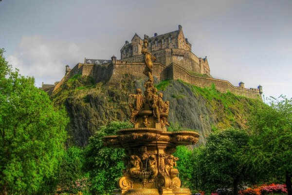 Castelo no topo da montanha e Estátua